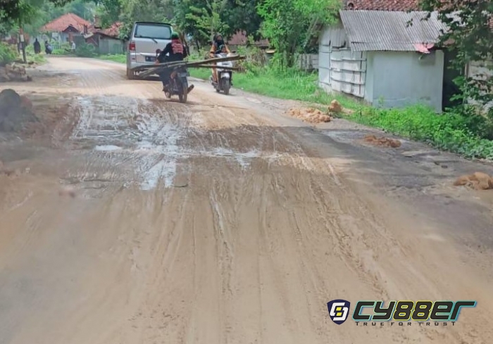 Jalan Raya Rapa Omben Menuju Karangpenang yang Kondisinya Membahayakan Dikeluhkan Warga 