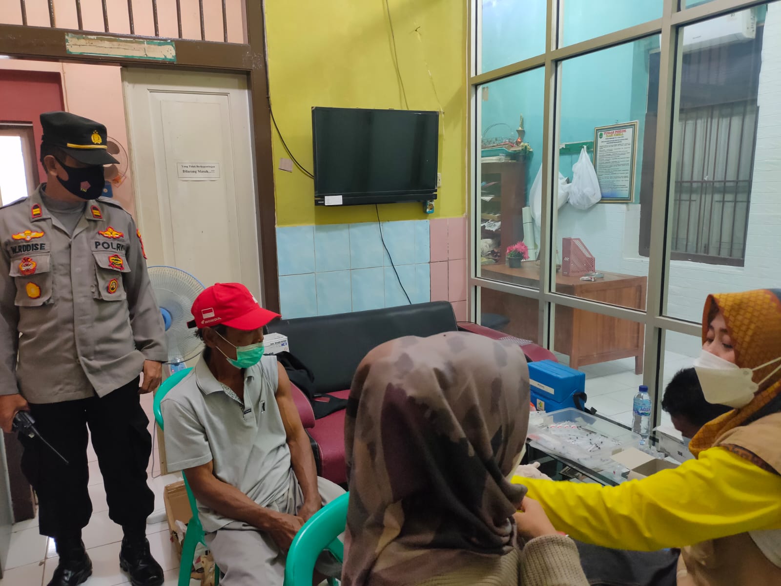 Kapolsek Kasokandel Pantau Vaksinasi di Desa Ranji Kulon