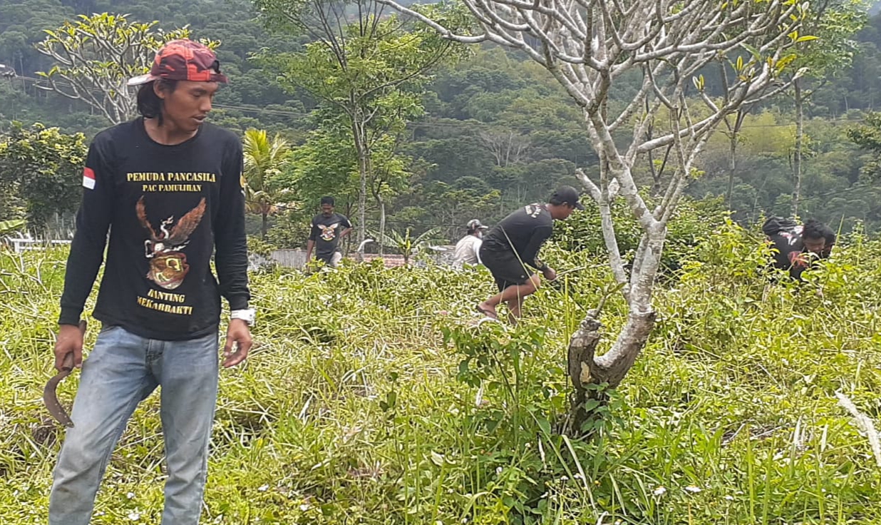 Ormas PP Mekarbakti Bersihkan TPU Bersama Masyarakat
