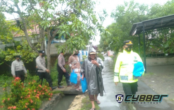 Peduli Warga Terdampak Banjir, Polisi Bagikan Sembako 