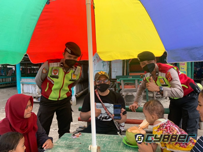 Pengunjung Pantai Citepus Palabuhanratu Merasa Kaget Didatangi Polisi, Ternyata Diberi Masker