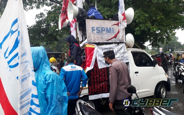 Polisi Kawal Massa Serikat Buruh yang Hendak Berunjuk Rasa di Kantor Gubernur Sulawesi Selatan
