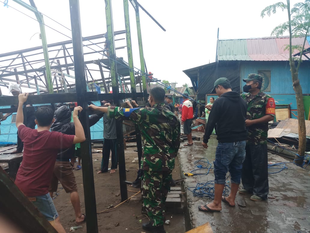 Gerak Cepat, Posmat TNI AL Takalar Selamatkan Warga Galesong Terdampak Abrasi Ombak