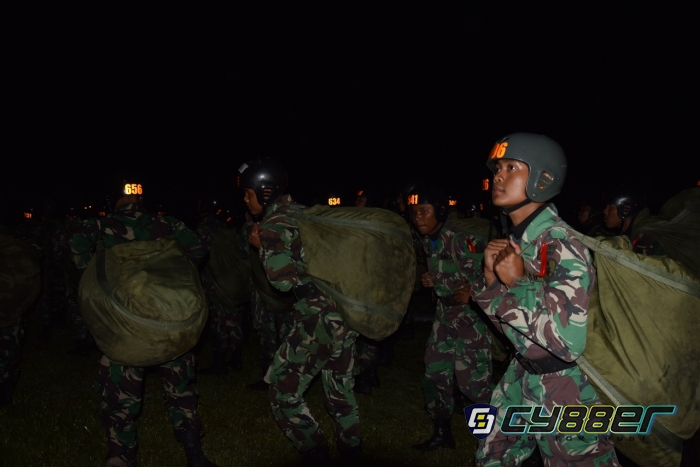 Praktek Terjun Malam Siswa Susparadas A-192 di Lanud Sulaiman