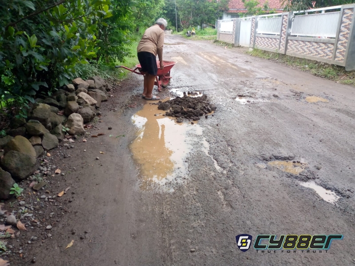 Tak Diperhatikan Oleh Pemerintah, Kakek Berumur 79 Tahun Ini Tutupi Jalan Berlobang
