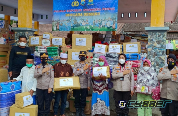 Peduli Korban Erupsi Semeru, Polwan RI Salurkan Bansos dan Gelar Trauma Healing 