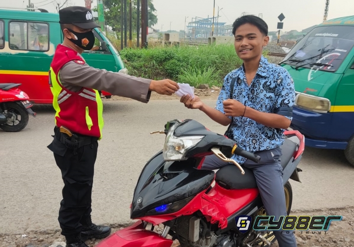 Kabupaten Bandung PPKM Level 2, Polisi Tetap Himbau Prokes dan Bagikan Masker
