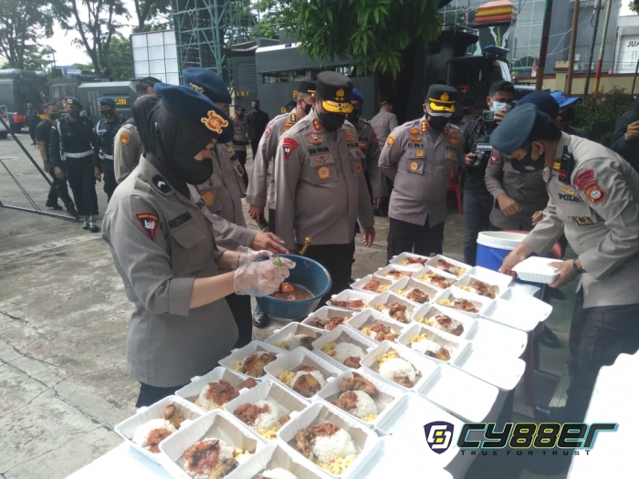 Kapolda Tinjau Dapur Lapangan Satbrimob Polda Sulsel Membantu Korban Banjir di Makassar