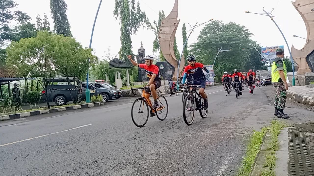 Koramil 17/Dayeuhluhur Kawal Rombongan Gowes Pussenif 