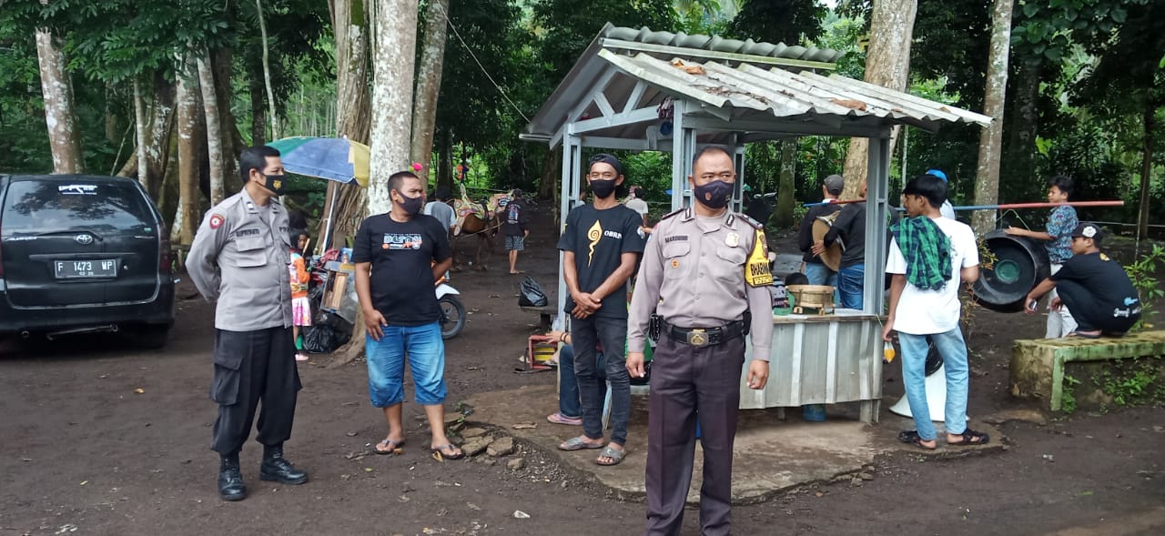 Tekan Penyebaran Covid-19, Personil Polsek Cimalaka Patroli di Tempat Wisata