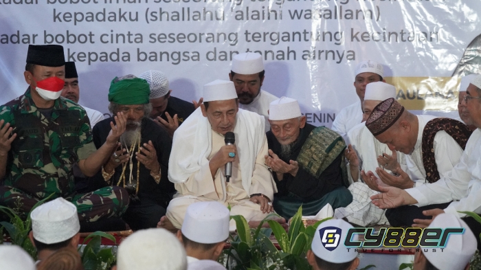 Dalam Peringatan Maulid Nabi, Danrem 061/Sk Bersama Habib Luthfi Bin Yahya Ajak Tingkatkan Keimanan dan Ketaqwaan Serta Cinta Tanah Air