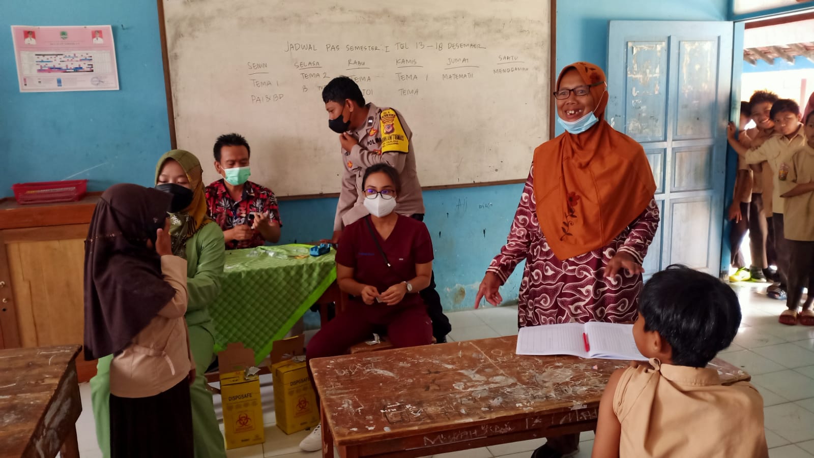 Polisi Monitoring Sekolah, Antusias Siswa-Siswi SD Ikuti Imunisasi Campak Dimasa PPKM