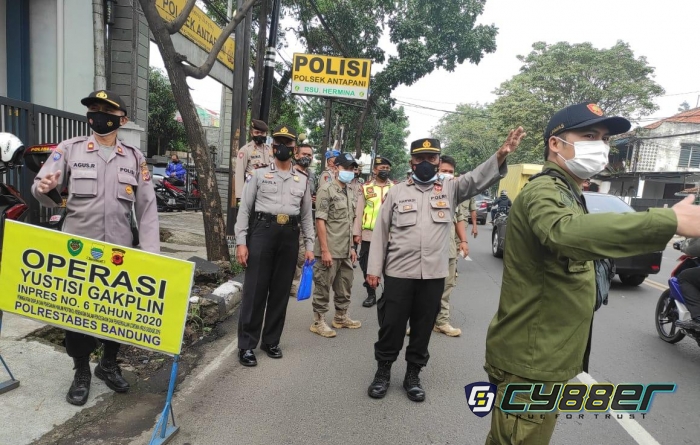 Disiplinkan Masyarakat Sembari Bagikan Masker Polisi Gelar Ops Yustisi 