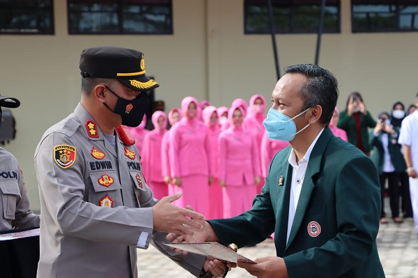 Kapolres Lamsel Berikan Penghargaan Pada Ketua IDI dan Relawan Kesehatan Bhayangkari