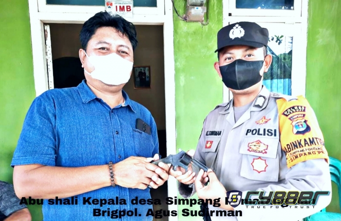 Kedes Simpang Pematang Serahkan Senpi dari Warga pada Kepolisian