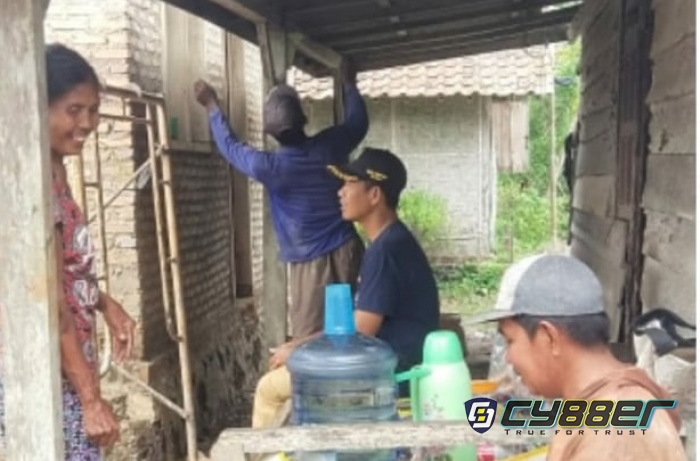 Warga Dusun 1 Desa Sidowaluyo Gotong Royong Bangun Rumah Mbah Nuwarte