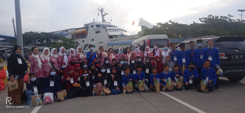 Darma Wanita KSOP Banten Ajak Anak Yatim Piatu Piknik Diatas Kapal