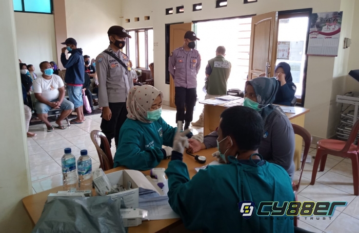 Dukung Program Pemerintah, Polisi Polisi Tinjau Langsung Giat Vaksinasi