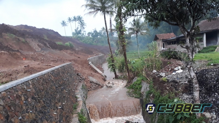 TPT di Kampung Cibodas Desa Cikoneng Ciparay Amrol, Material masuk ke Sungai 