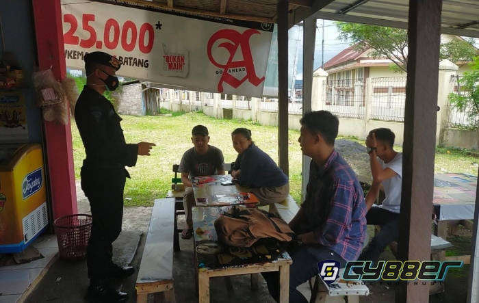 Ingatkan Pentingnya Vaksinasi dan Prokes Sat Brimob Polda Jabar Sambangi Warga