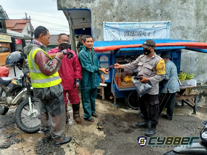 Ingatkan Warga akan Bahaya Covid-19, Polisi Bagikan Masker Gratis 
