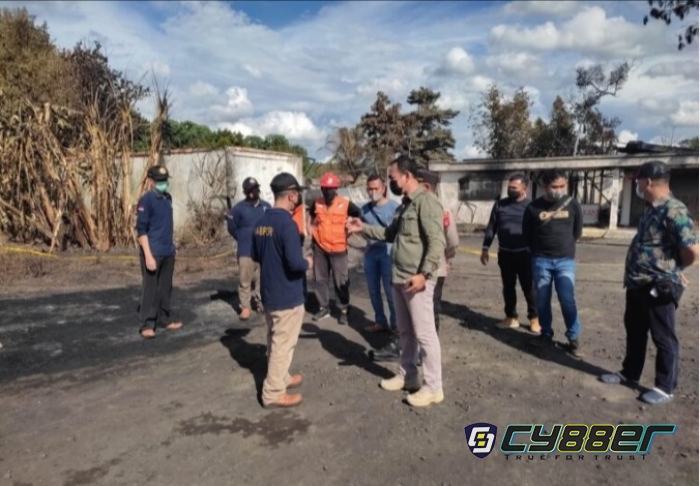 Pasca Kebakaran, Tim Labfor Polda, INAFIS Polres dan Polsek Olah TKP Gudang Minyak Ilegal di Gelumbang