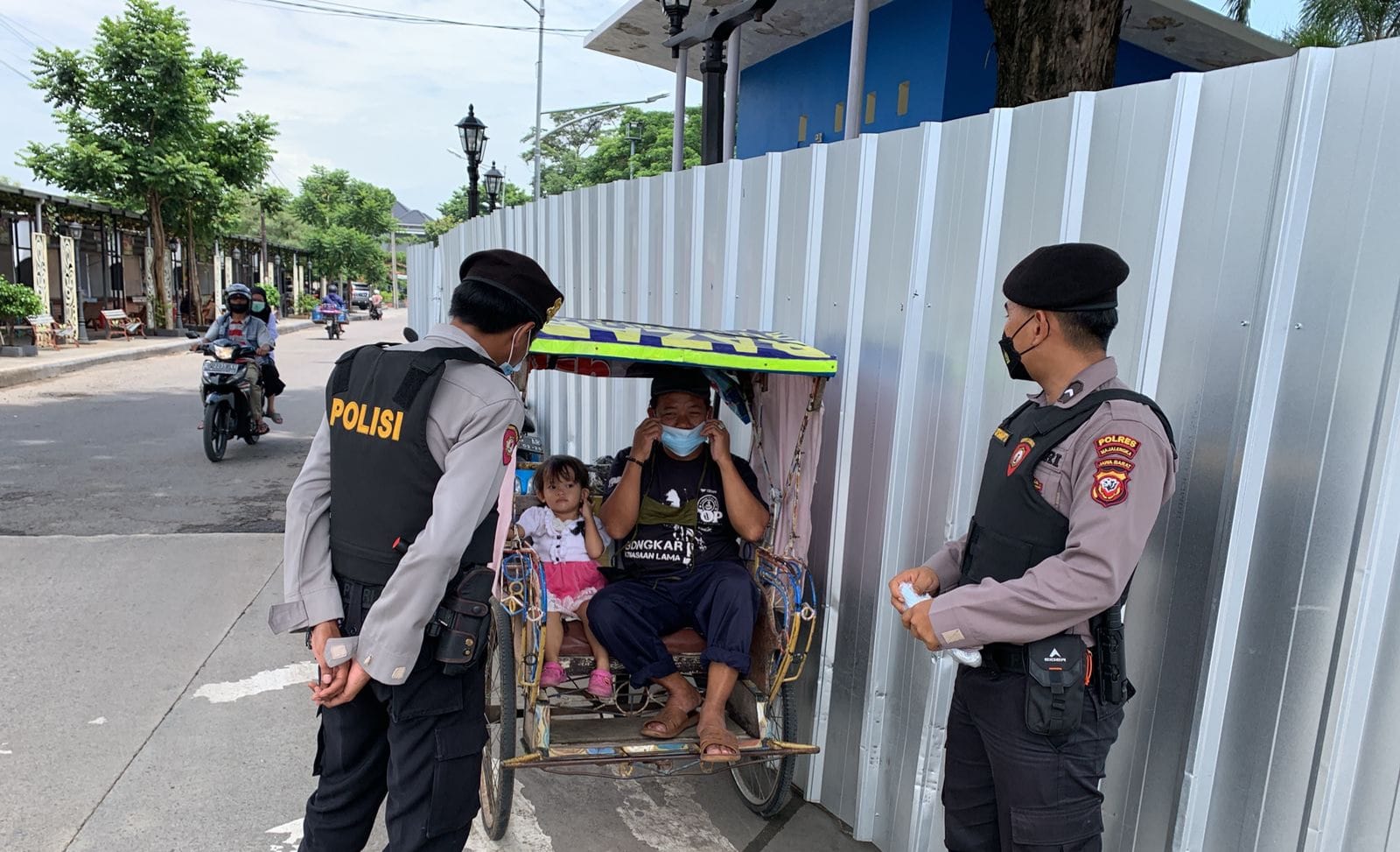 Polisi Lakukan Patroli Pengawasan PPKM Level 2 dan Bagikan Masker