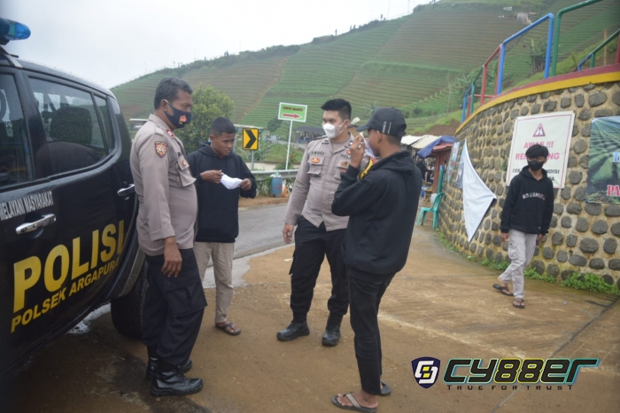 Saat Patroli Tempat Wisata, Polisi   Himbau Prokes dan Bagikan Masker pada Pengunjung 