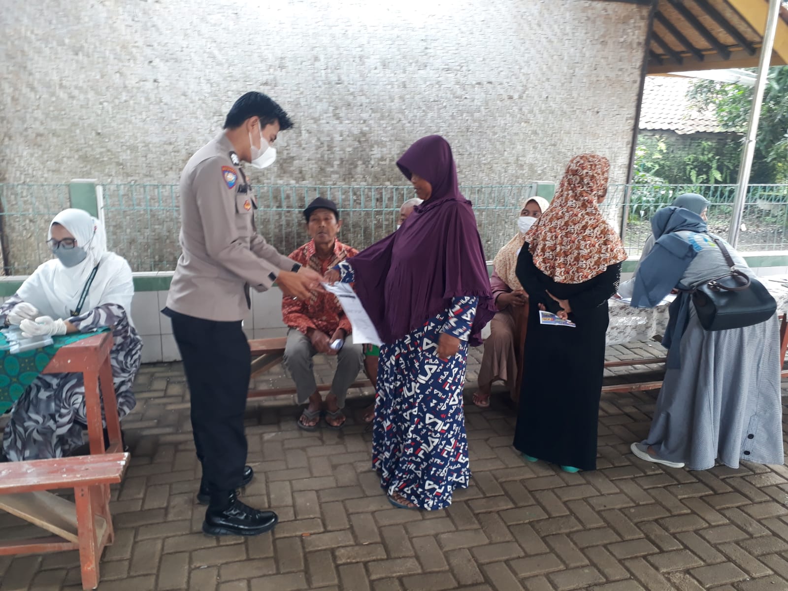 Polisi Kawal Pemberian Vaksin di Desa Rancatungku