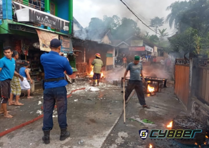 Warung Penjual Bensin Eceran Mengalami Kebakaran