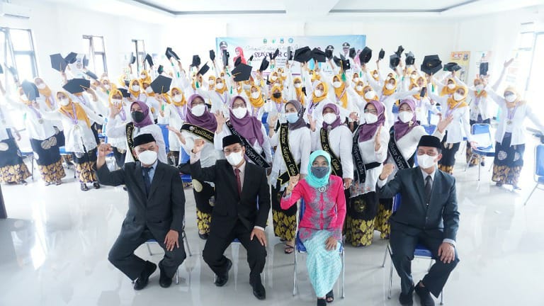 Bertepatan Hari Ibu ke-93, DPPKBP3A Gelar Wisuda 100 Perempuan Garut Peserta Program Sekoci