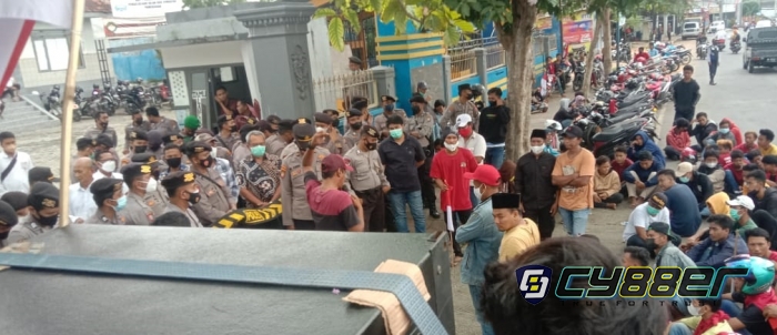 Mabes NGO Pamekasan Gruduk Kantor Dinsos Sosial dan UPT PU Binamarga Kab Pamekasan