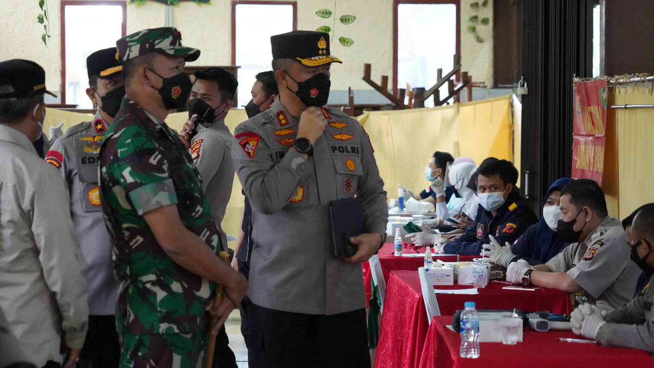 Danrem 061/Sk Dampingi Kapolri Tinjau Vaksin Presisi di Kawasan Taman Safari