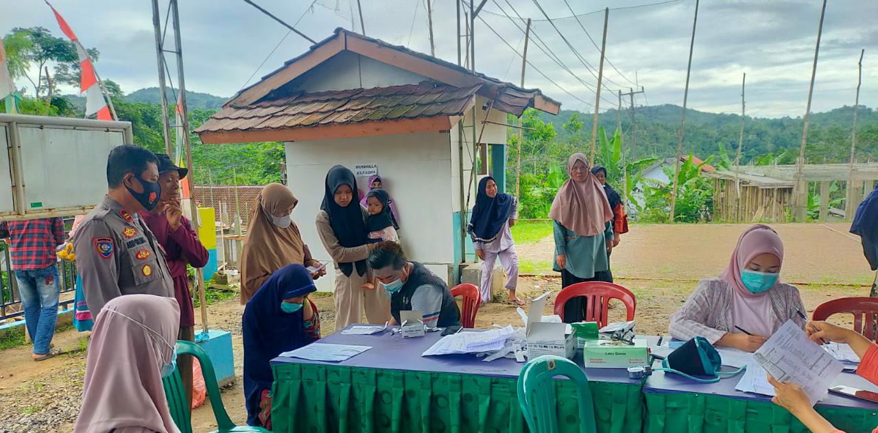 Polsek Cilograng Polres Lebak dan Puskesmas Cilograng Adakan Gebyar Vaksinasi di Desa Cikatomas