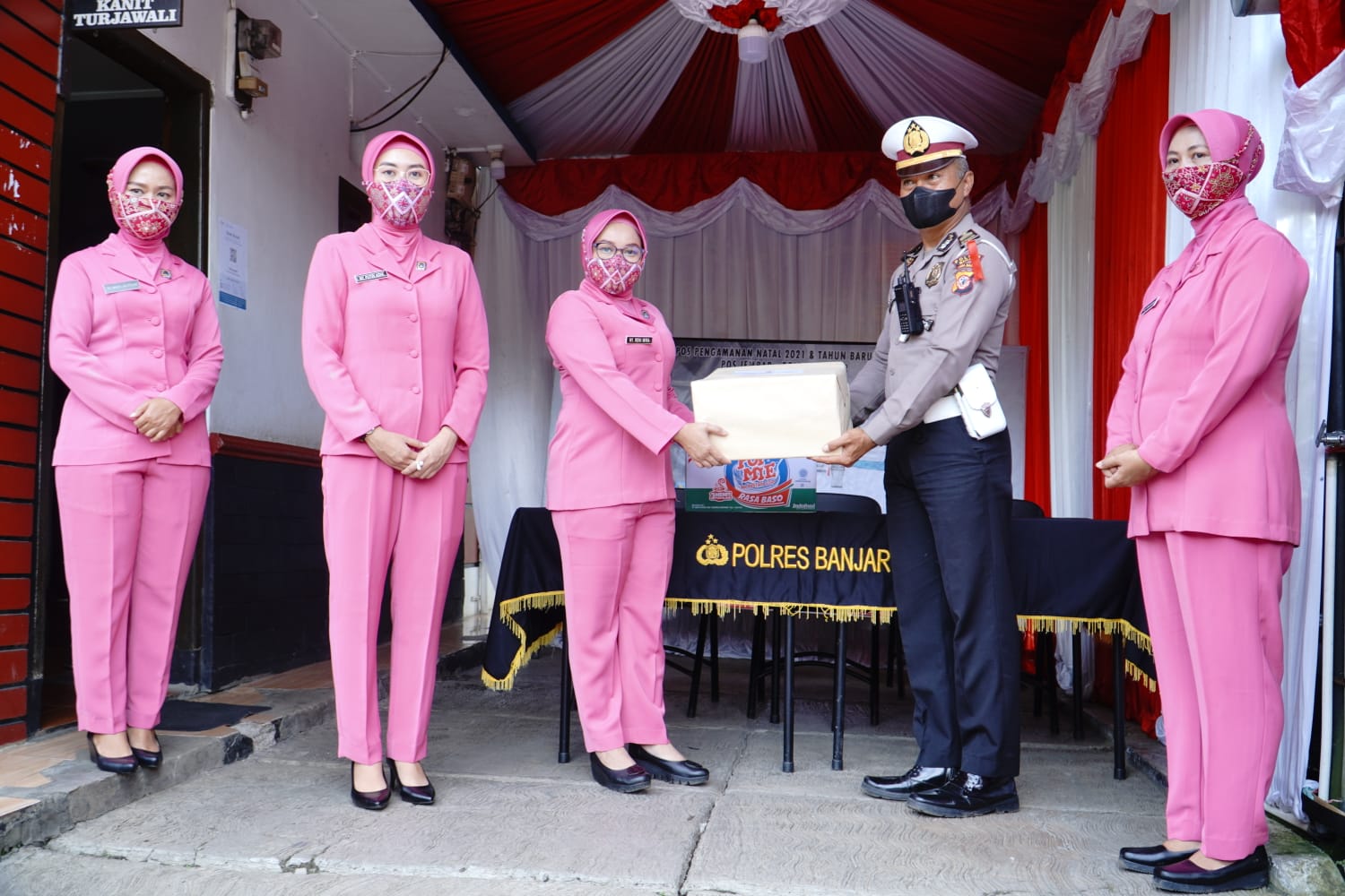 Ops Lilin Lodaya 2021, Kapolres Banjar Membagikan Bingkisan Kepada Personel