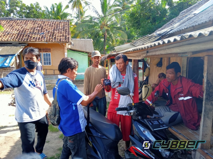 MOI Lebak Bagikan Masker kepada Masyarakat Nelayan