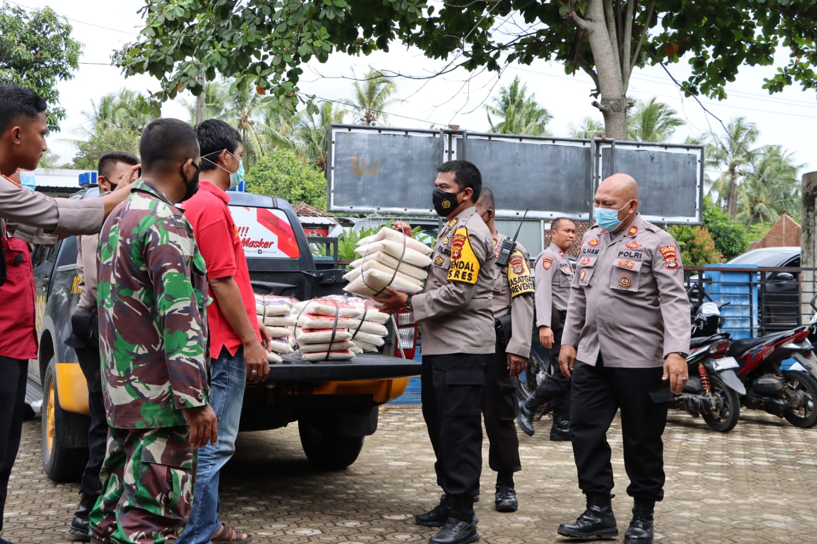 Polres Lamsel Berikan Bantuan Korban Banjir di Desa Talang Baru