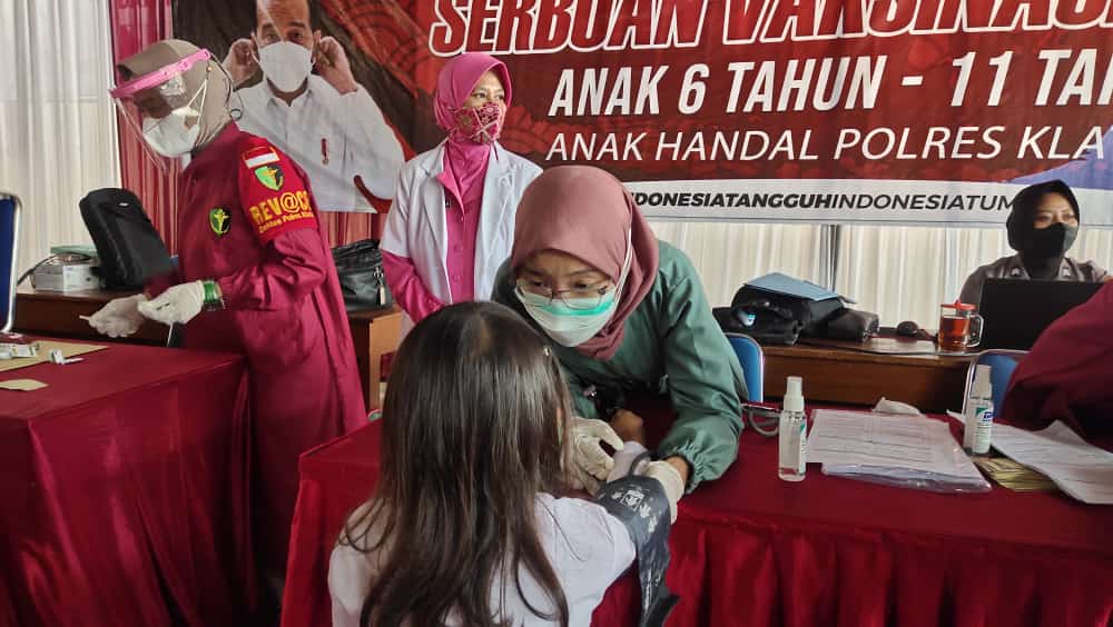 Polres Klaten Menggelar Vaksinasi Bagi Anak Usia 6-11 Tahun di Mapolres Setempat