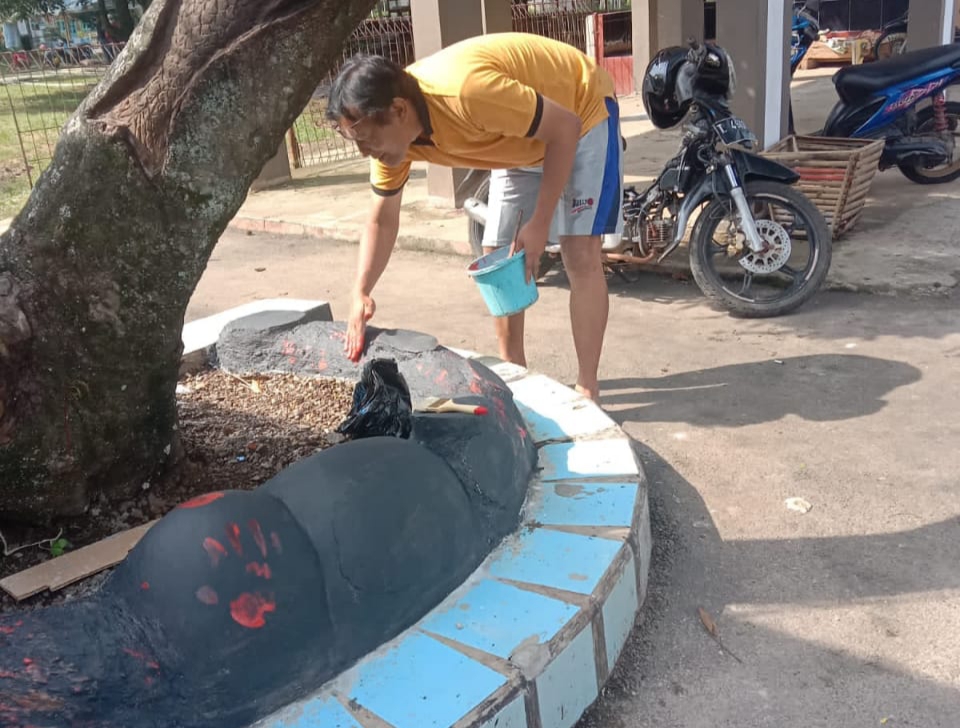 Terciduk, Kades Rawalele Tanpa Pakaian Dinas di Halaman Desa