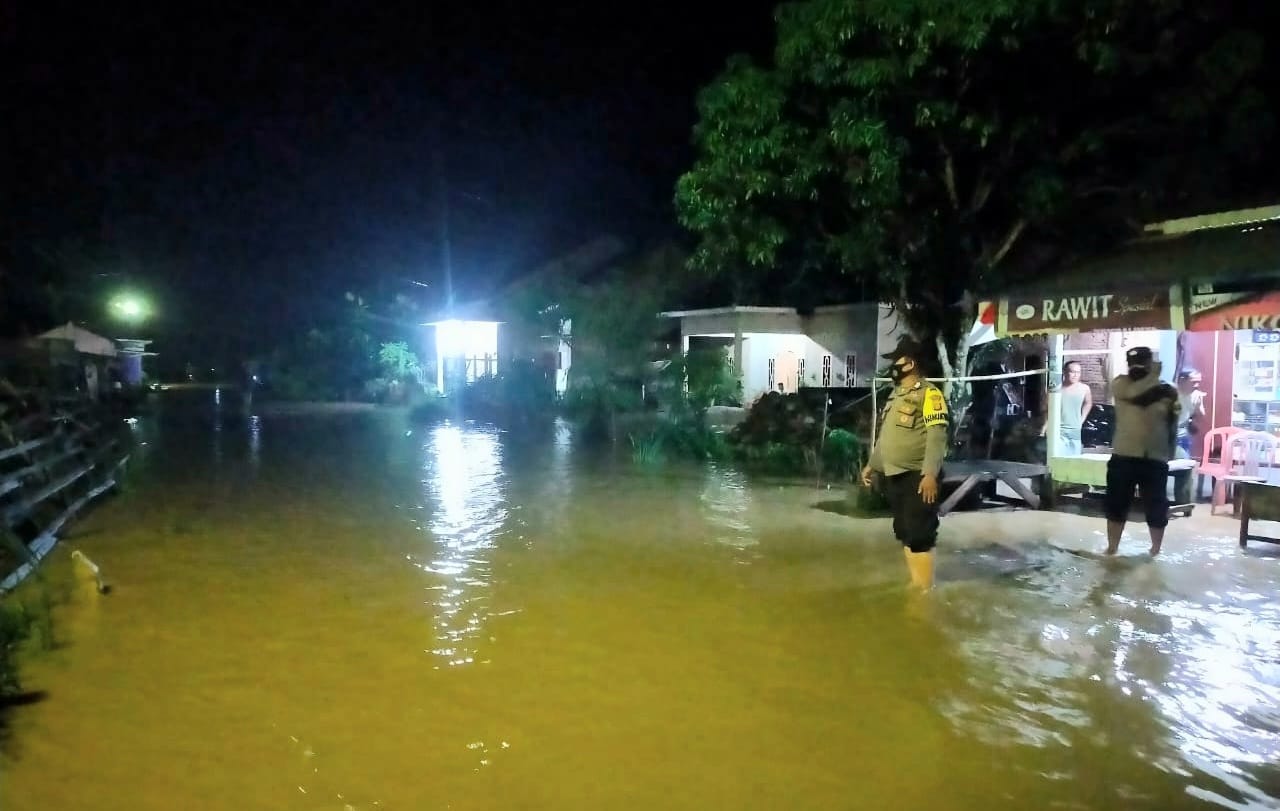 Kapolsek Pugung Datangi dan Identifikasi Peristiwa Banjir di Pekon Banjar Masin Bulok 