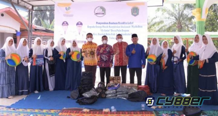 Jaga Kearifan Lokal, Kemensos RI Beri Bantuan Alat Nasyid ke Group Al - Amin