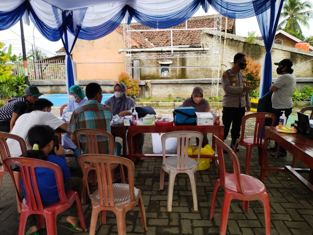 Jelang Akhir Tahun, Jajaran Personel Polsek Mancak Polres Cilegon, Tetap Genjot Target Vaksinasi
