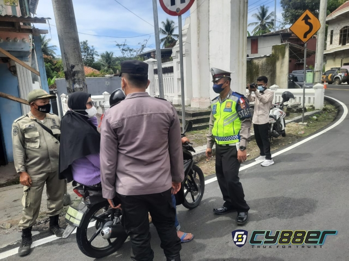 Antisipasi Kepadatan, Polsek Cilograng Ciptakan Kenyamanan Berlalu Lintas