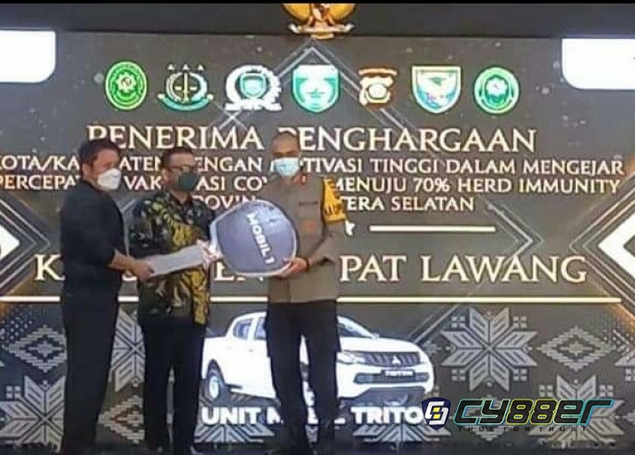 Capai Vaksin 3 Besar Teratas, Bupati Joncik Mendapatkan Piagam dan Mobil Dari Gubernur HD