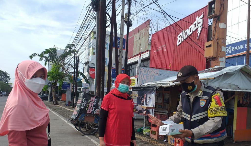 Peduli Kesehatan, Polisi Bagikan 100 Masker Gratis Pada Warga