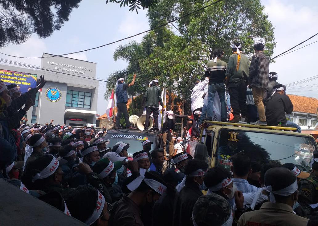 Ribuan Massa Algamari Lakukan Aksi Damai di Depan Gedung DPRD Garut