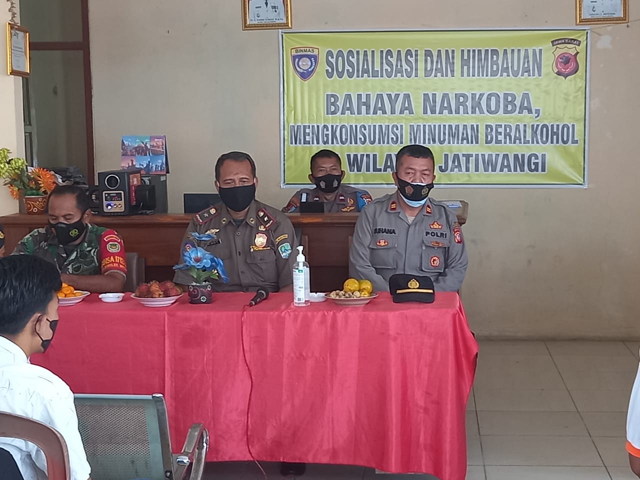 Polisi Sosialisasi Bahaya Narkoba dan Miras di Kantor Desa Cicadas