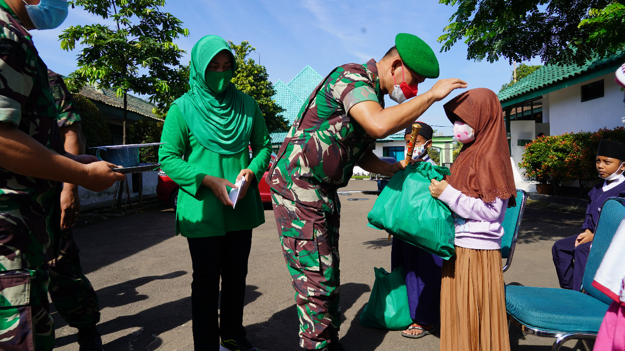 Danrem 061/Sk Berikan 100 Paket Sembako Pada Anak Yatim Piatu dan Disabilitas