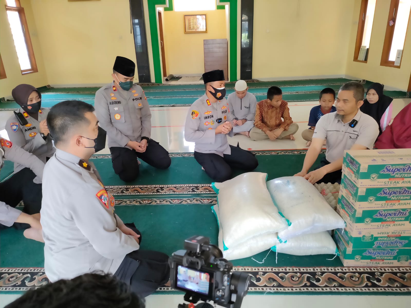 Polisi Bagikan Bansos dan Santunan di SLB Negeri Citeureup