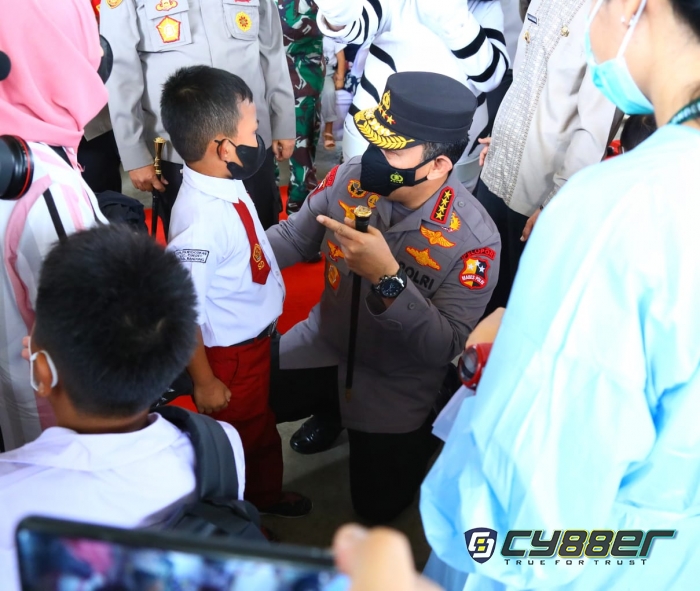 Tinjau Vaksinasi Serentak se-Indonesia, Kapolri Ingatkan Syarat Wajib Laksanakan PTM 100 Persen 